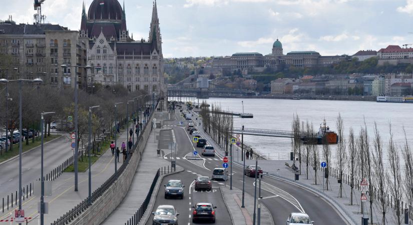 Közel négy métert zuhant egy idős nő a Belgrád rakpartról: azonnal kórházba szállítottak