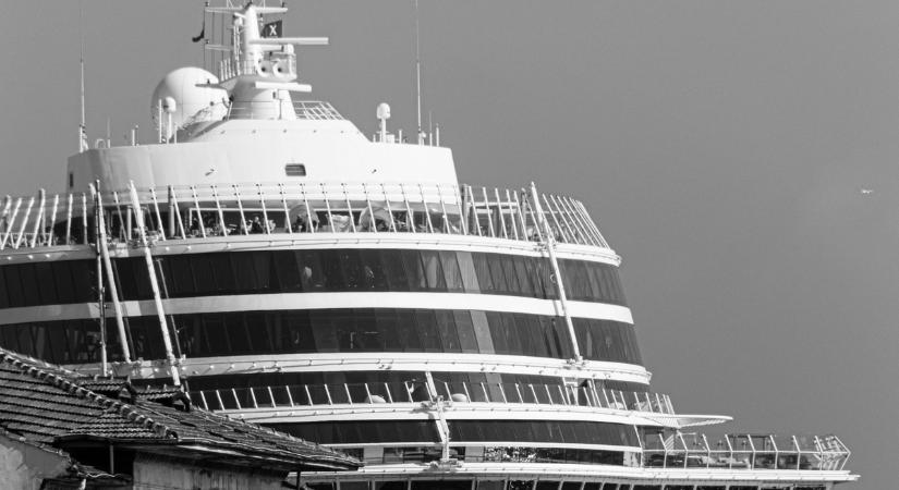 Átok ül a luxushajón? Tengerbe ugrott egy utas, néhány órával azután, hogy egy nő meghalt