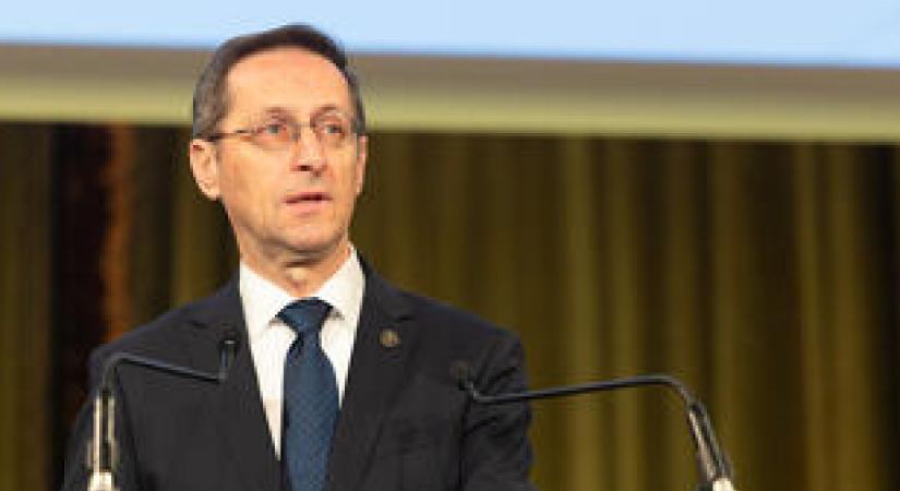 Varga Mihályék is bőkezűen osztogatják az alapítványi százmilliókat