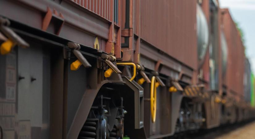 Az ácsi vasútállomáson loptak egy vasúti kocsiból, 600 ezres kárt okoztak