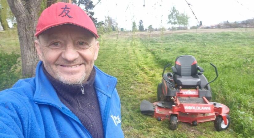 Fűnyírótraktorra cserélik a polgármesteri és az alpolgármesteri széket is Szőlősgyörökön