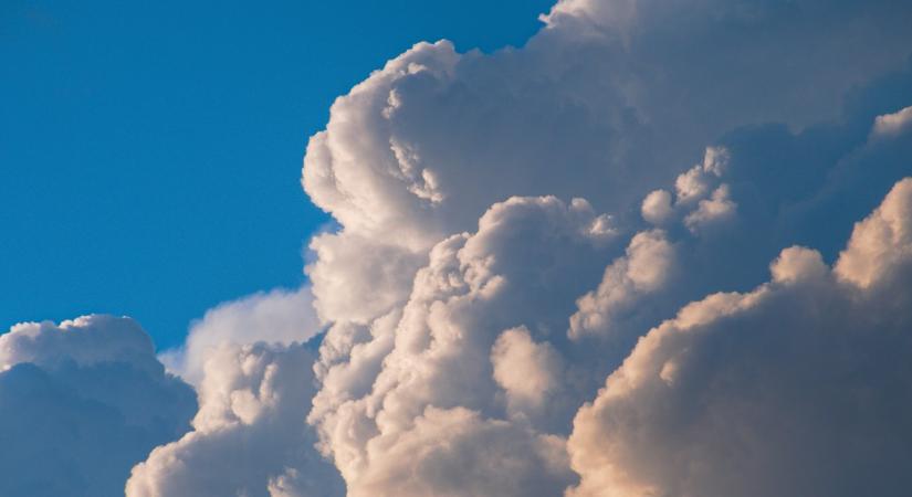 Takarékon a tavasz: zivatar, villámlás és jégeső veszélye miatt figyelmeztetést adtak ki, éjjel fagy is lehet – Térképen a részletek