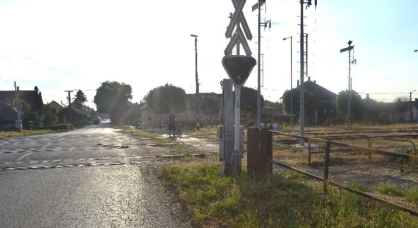 Fényes nappal lerombolt egy vasúti sorompót, keresik a rendőrök