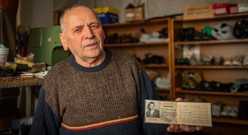 70 éve csinálja, most kipakol a szoboszlói cipészlegenda: forog a kés a szakmában, de kérik, ne hagyja abba – fotókkal
