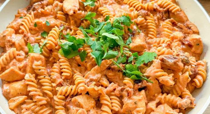 Krémes tejszínes-csirkés tészta: 30 perces vacsora hétköznapokra