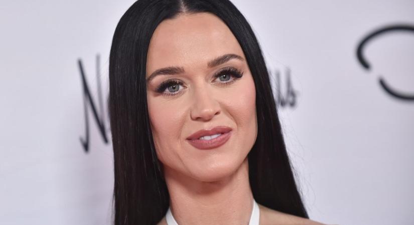 Katy Perry elképesztő dolgot dobott a római Trevi-kútba