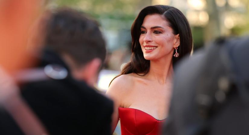 A világ legszebb sztárjának választott Anne Hathaway a vörös szőnyegen bizonyította: jó döntés született – galéria