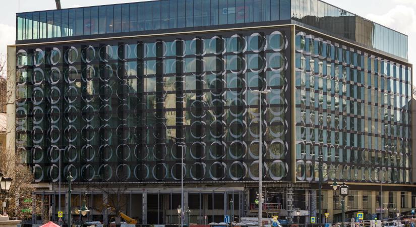 Új arculattal tér vissza a budapesti Duna-part ikonikus szállodaépülete