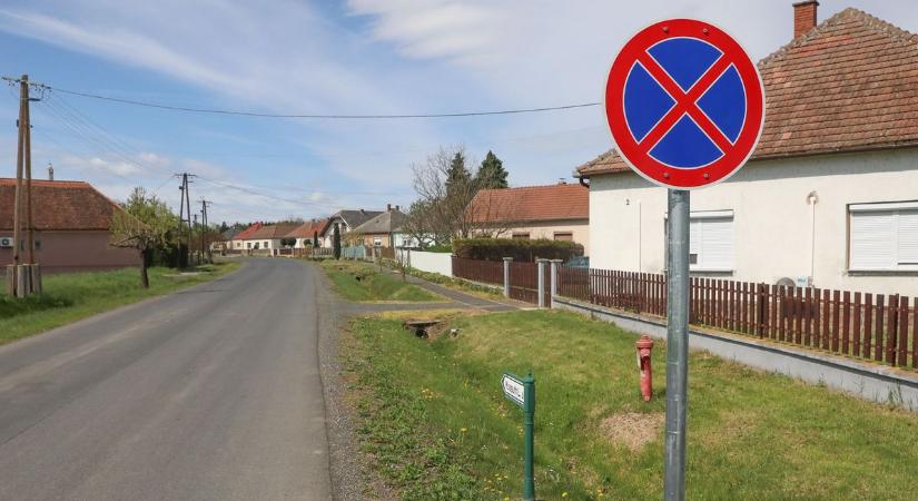 Mostantól tilos megállni Egyházasrádóc két utcájában - sokan sérelmezik a döntést