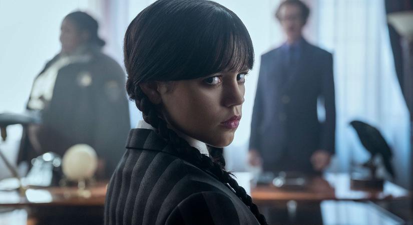 Megérkezett az első kép a Wednesday 3. évadából, amiből kiderült, a főszereplő melyik európai nagyvárosba tesz látogatást