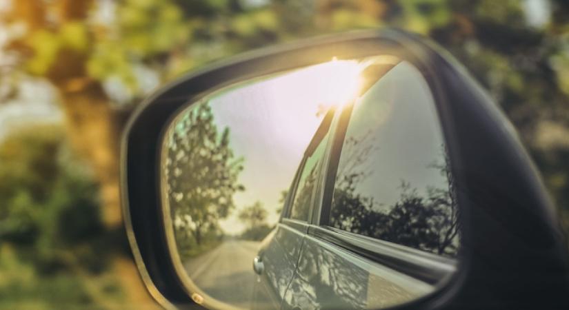 Ezért érdemes neked is letakarnod az autód visszapillantó tükrét: rengeteg bosszúságtól óvhatod meg magad, ha így teszel