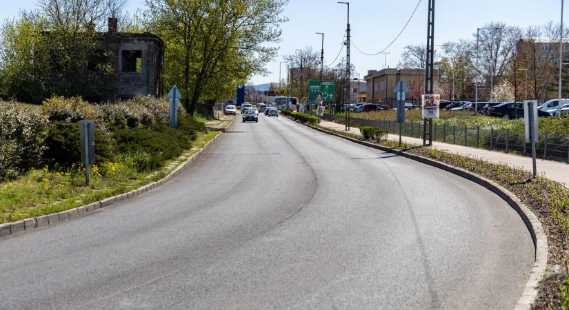 Fellélegezhetnek az autósok: új aszfalt és biztonságosabb átjáró Dorog és Esztergom között