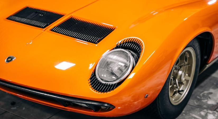 Jákob Zoltánt megihlette az új sportkocsija, dalt komponált a narancssárga fenevadnak - videó