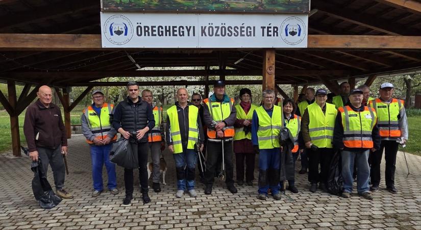 Tavaszi nagytakarítás a hegyen: polgárőrök serénykedtek a horhosok mentén