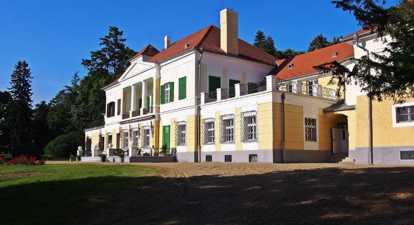 Egykor nagy becsben volt, majd elkártyázták, aztán mégiscsak megmenekült a balatoni gyöngyszem