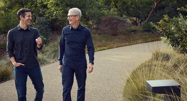 Régi motoros mérnök veszi át Tim Cooktól az Apple irányítását