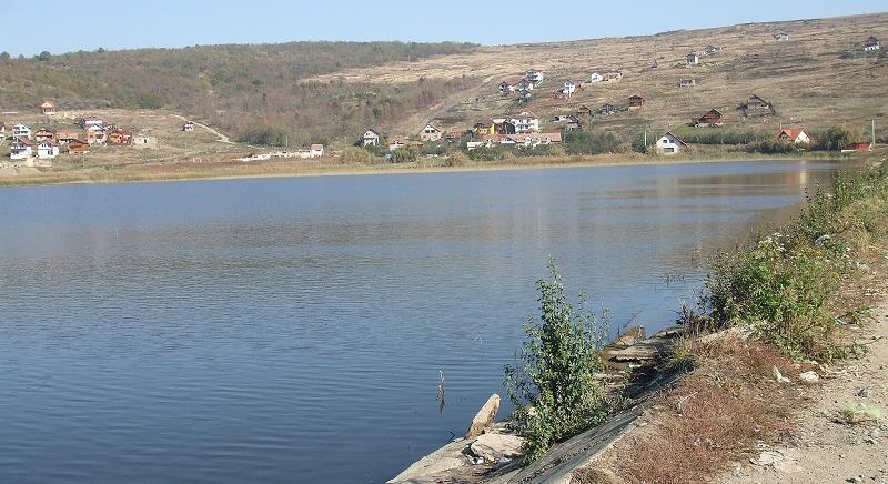 Egy 37 éves nő holttestét találták meg a horgásztóban