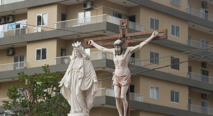 Óriási a felháborodás: a kalapácsos Jézus-szobor rongáló tette bejárta a közösségi médiát