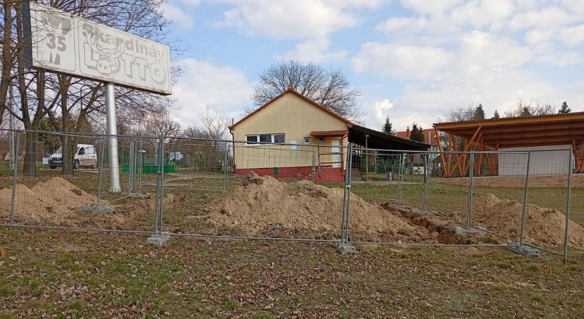 Nyár végére közösségi tér épül Bajnán