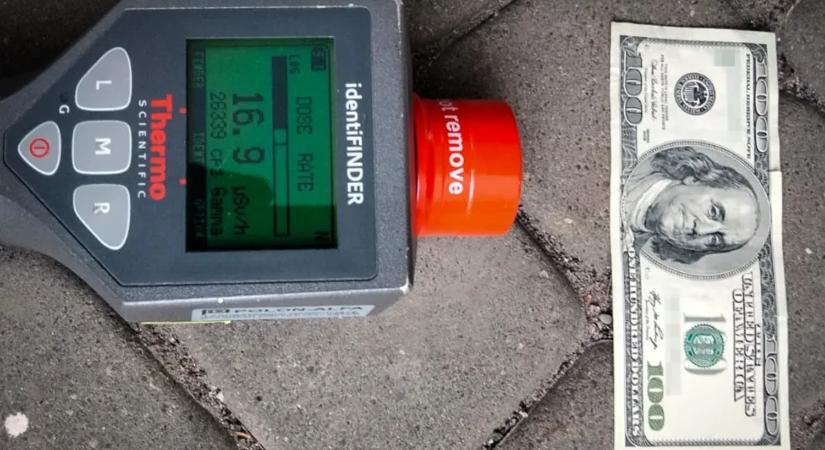 A lengyel határőrség nem engedett be egy ukrán nőt egy „radioaktív” 100 dolláros bankjegy miatt