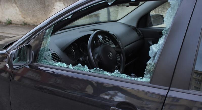 Betörte az autó ablakát a vandál fiatalegy egri szórakozóhelynél