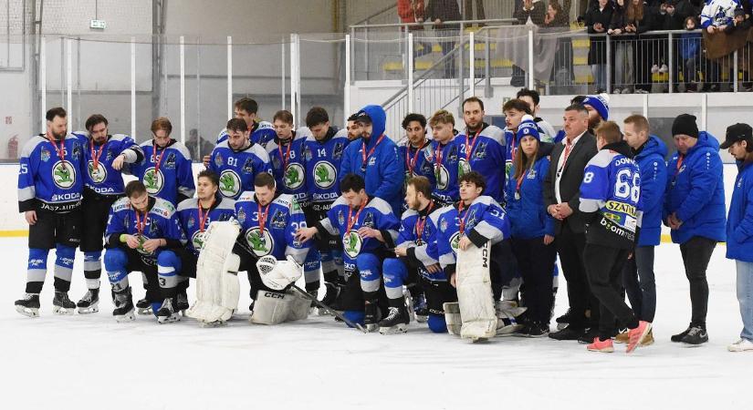 Ezüstérmet szerzett a jászberényi hokicsapat az Andersen Ligában – galériával