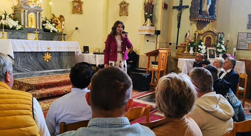 Együtt énekelt a falu Agárdi Szilviával Püspökmolnáriban - videó!