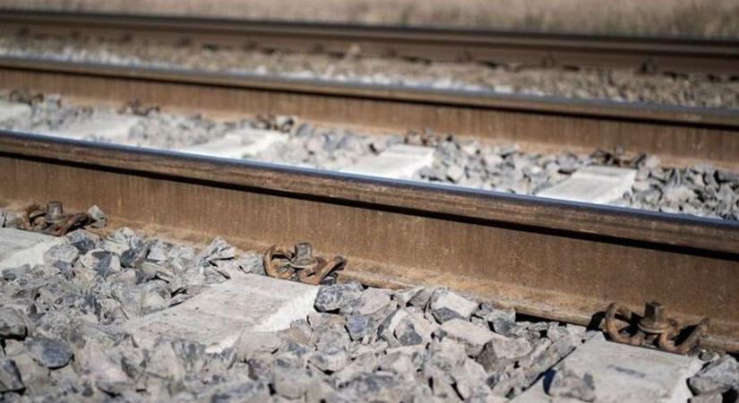 Embert gázolt az InterCity, késésre kell számítani