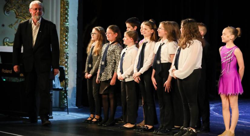 Földes-est, tehetséges diákokkal - fotók, videó!