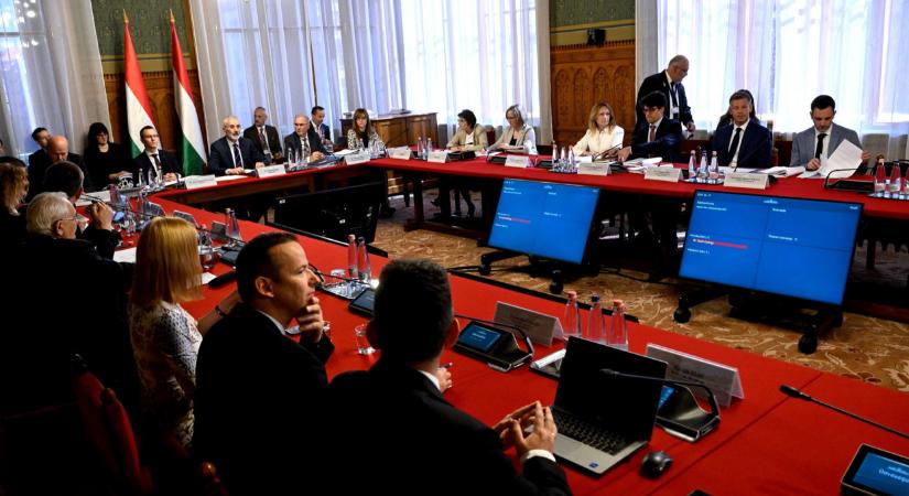 Folytatódnak a tárgyalások az Országházban: erről egyezhet meg ma a pártokkal Magyar Péter