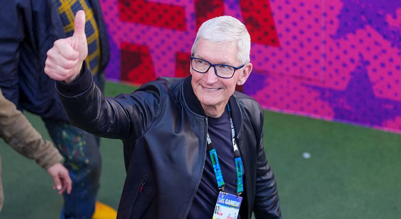 Távozik Tim Cook az Apple éléről, 15 év után leköszön