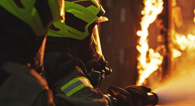 Kigyulladt egy épület Tatabányán, a Deák Ferenc utcába siettek a tűzoltók