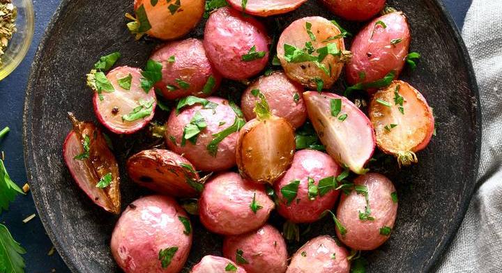 Fokhagymás vajjal sült retek: könnyű köret húsok mellé