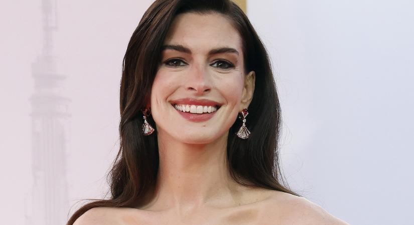 43 évesen Anne Hathaway-t választották a világ legszebb nőjének – azután, hogy plasztikáztatással vádolták meg