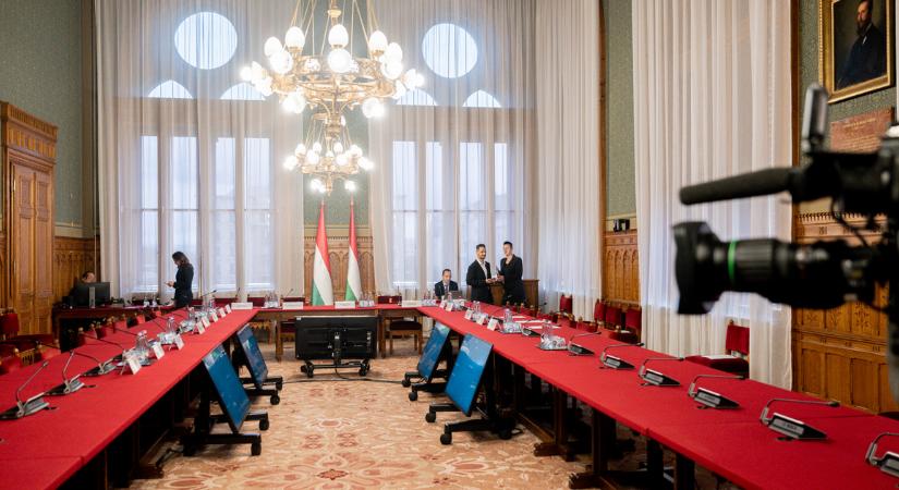 Zárt ajtók mögött a riválisok, vajon miről tárgyal egymással a Tisza, a Fidesz és a Mi Hazánk?