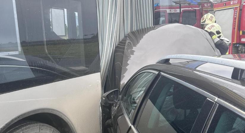 Személyautó és busz karambolozott Debrecen közelében – fotókkal