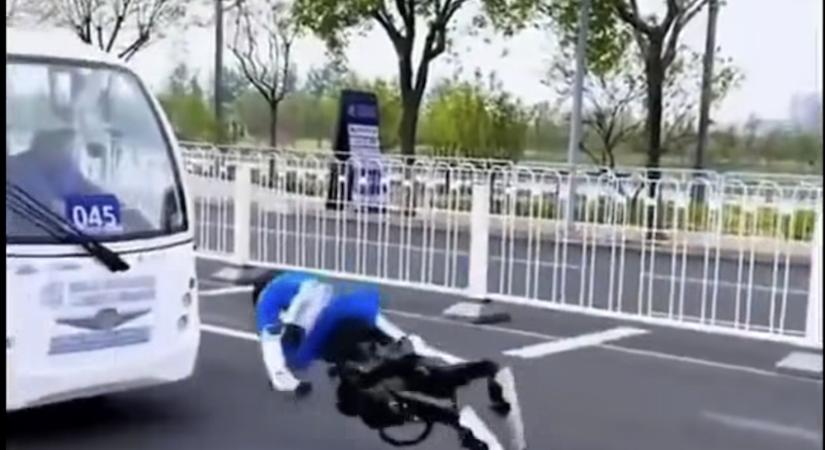 Úgy estek sorban arcra a robotok Pekingben, mintha fideszes influenszerek lettek volna