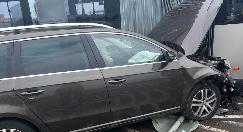 Buszbaleset történt Debrecenben, egy embert kórházba szállítottak - fotókkal!