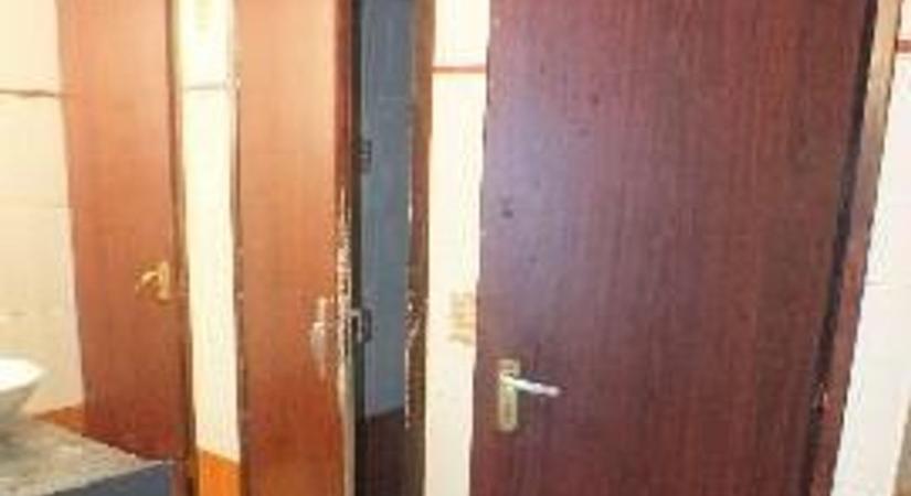 Amikor azt hitte, már megúszta, rugós késsel rabolták ki a fiatalt a balatoni diszkó mosdójában