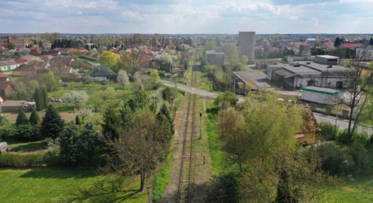 Vegyszeres gyomirtást végez a MÁV Nagyatádon