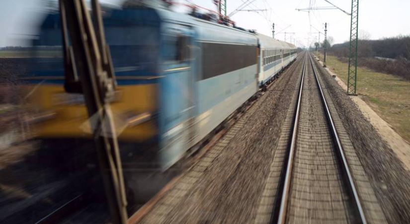 Gyalogost gázolt egy vonat a Budapest-Győr vonalon: súlyos késések várhatók