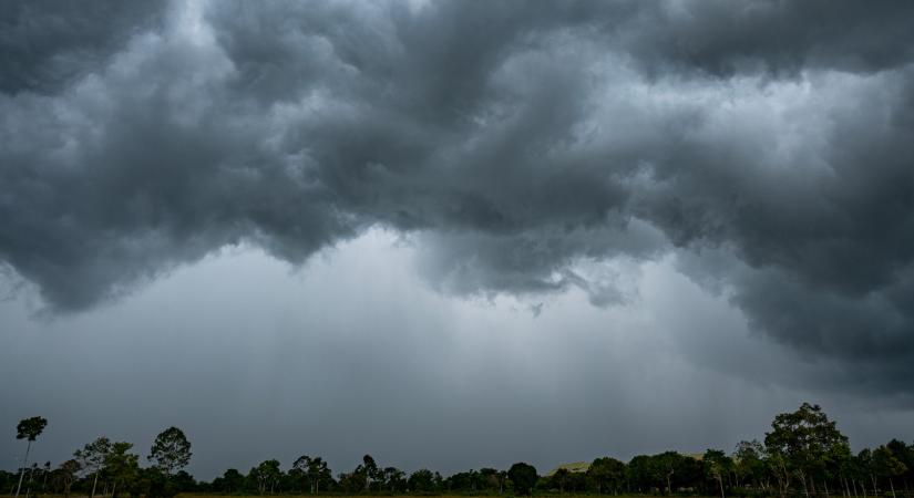 Riasztó fordulatot vesz az időjárás: kettős csapás közelít az ország felé