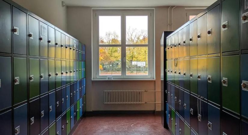 Bombafenyegetés miatt ürítettek ki több középiskolát