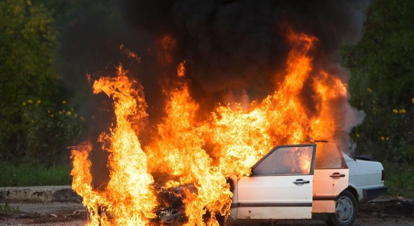 Teljes útlezárás: kiégett egy autó, miután balesetet szenvedett