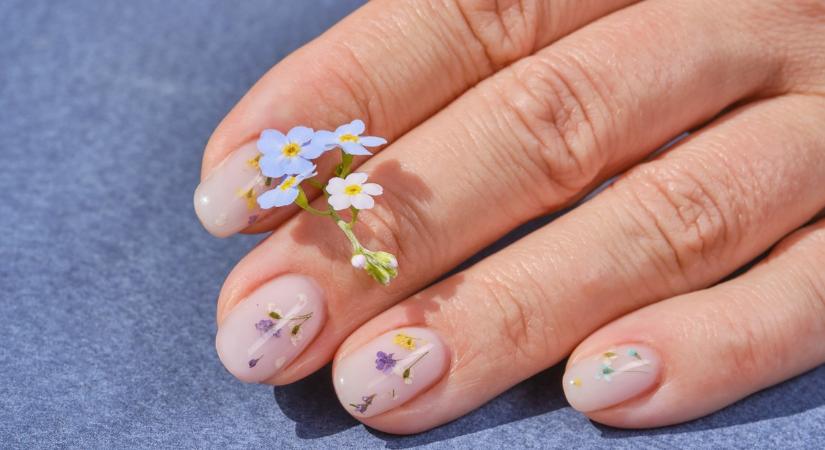 Variációk virágokra – Ezek a legtrendibb minimalista virágos manikűrök 2026-ban