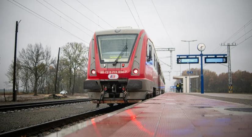 Évek óta kész a vezeték, mégsincs áram alatt a Szeged–Szabadka-vasútvonal