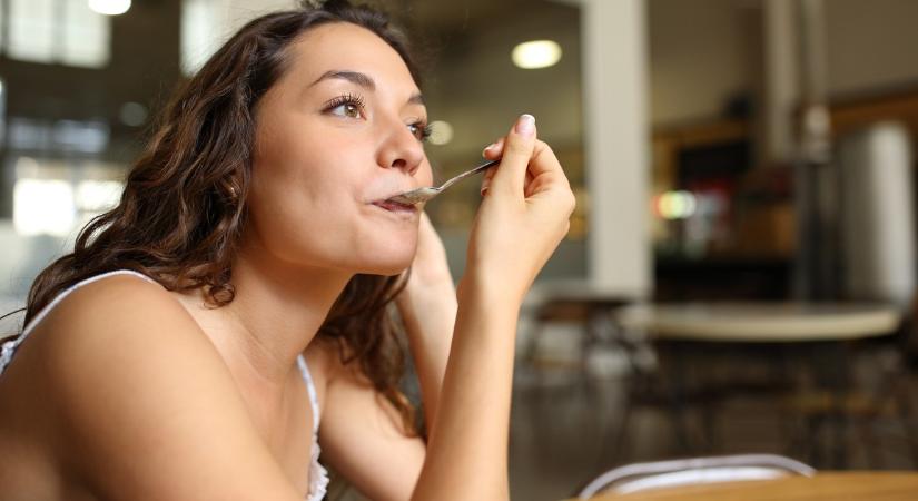 Ints búcsút a puffadásnak: Már egyetlen kanálnyi is sikeresen megindítja az emésztést, és visszaadja az elveszett energiát