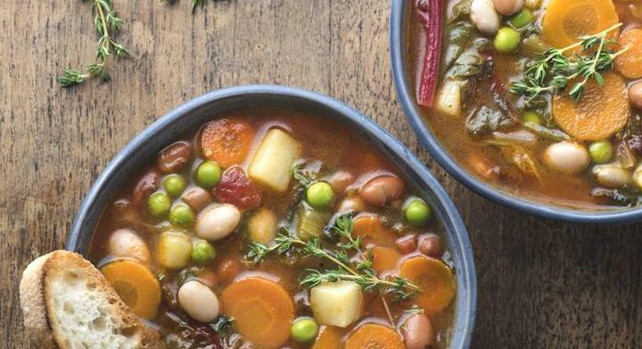 Friss, tavaszi minestrone: tápláló, fűszeres zöldségleves