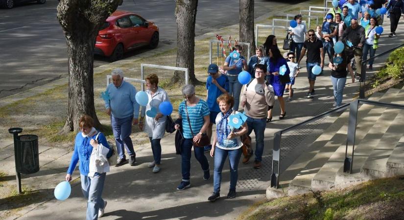 Kékbe öltözött a belváros – így sétált Cegléd az elfogadásért