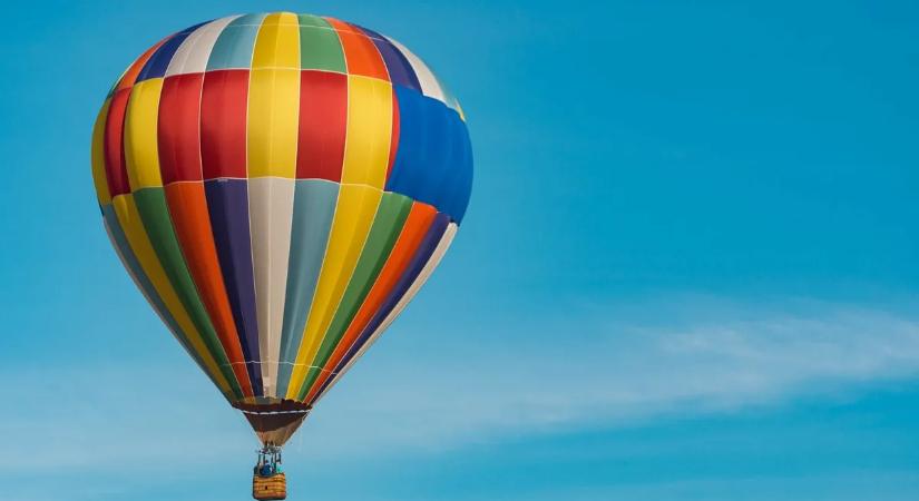 Egy családi ház kertjében landolt egy hőlégballon – videó